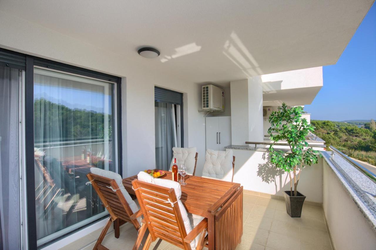 Beautiful Two-Bedroom Seaside Apartment In プレマントゥーラ エクステリア 写真